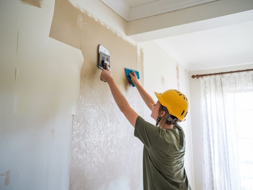 0Skrobak i pozostałości tapety na podłodze