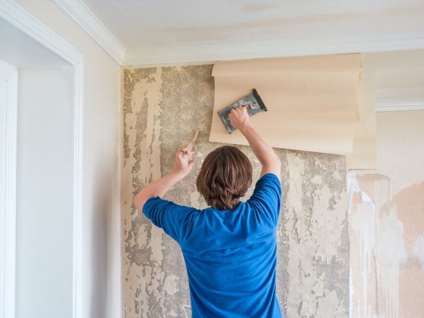 Fragment ściany z częściowo zdartą tapetą